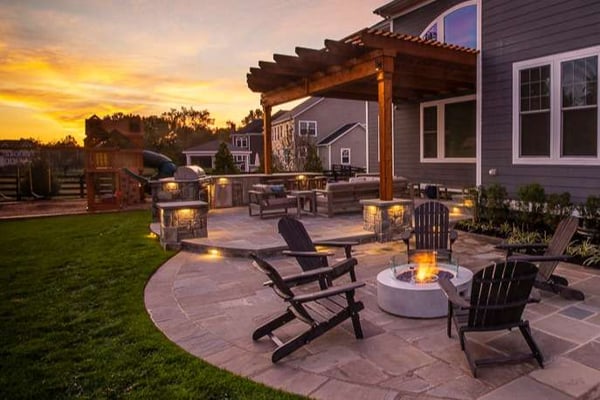 An Outdoor Fireplace vs. Fire Pit: Which is Best for My Northern ...